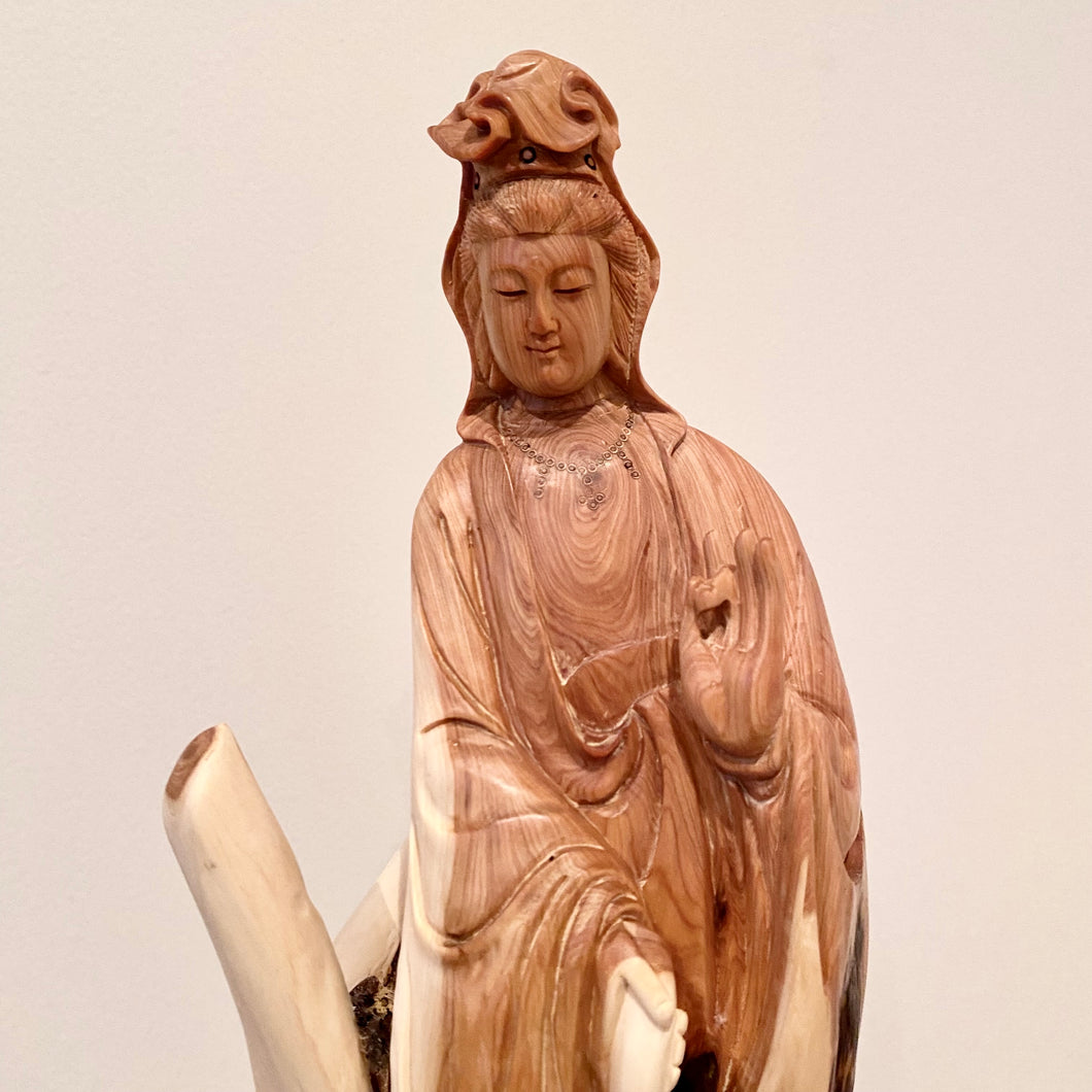 Guanyin Buddha - Premium Single Piece Eastern Arborvitae