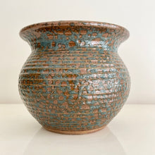 Load image into Gallery viewer, Ribbed Ball Pot